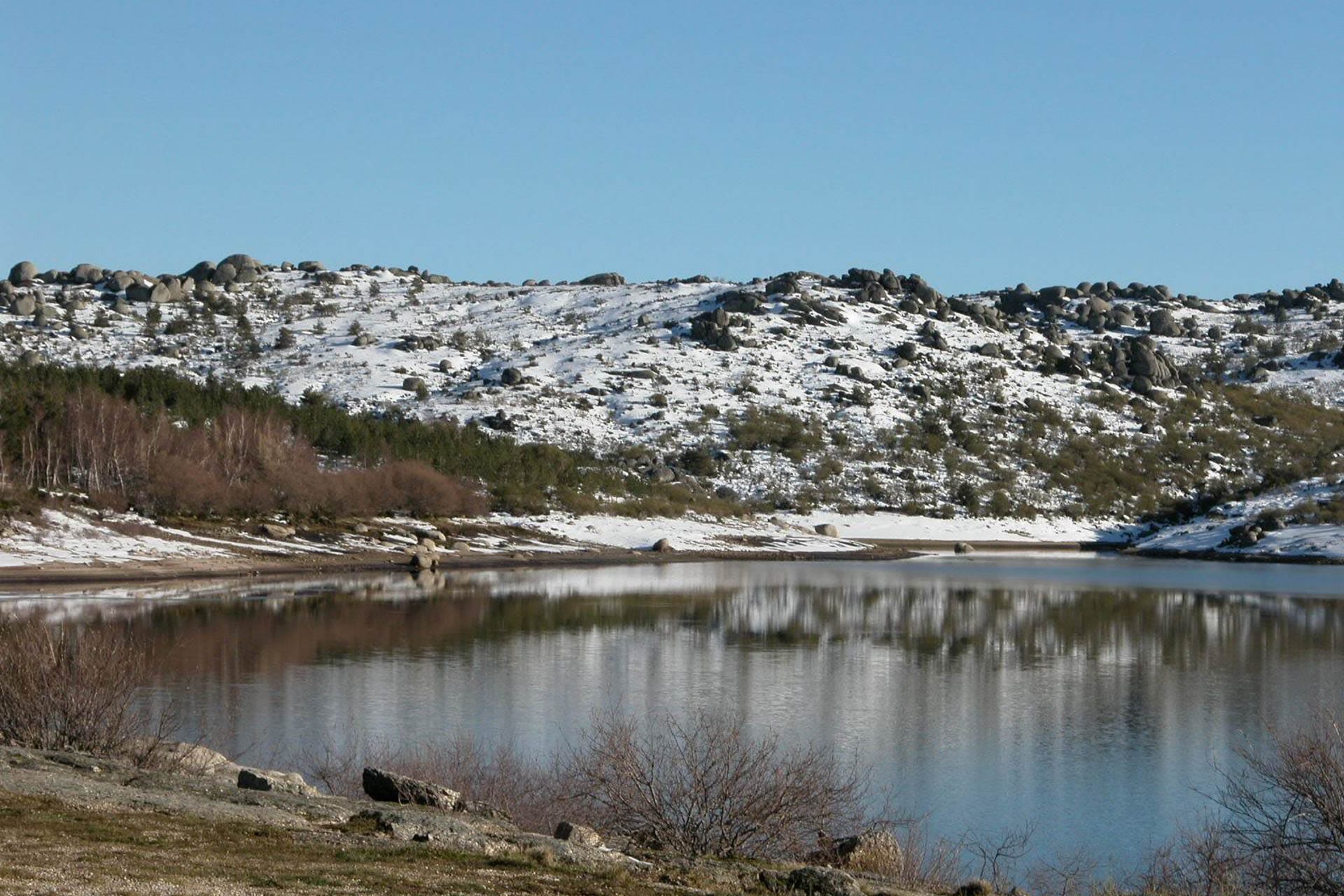 Barragem do Vale do Rossim com neve