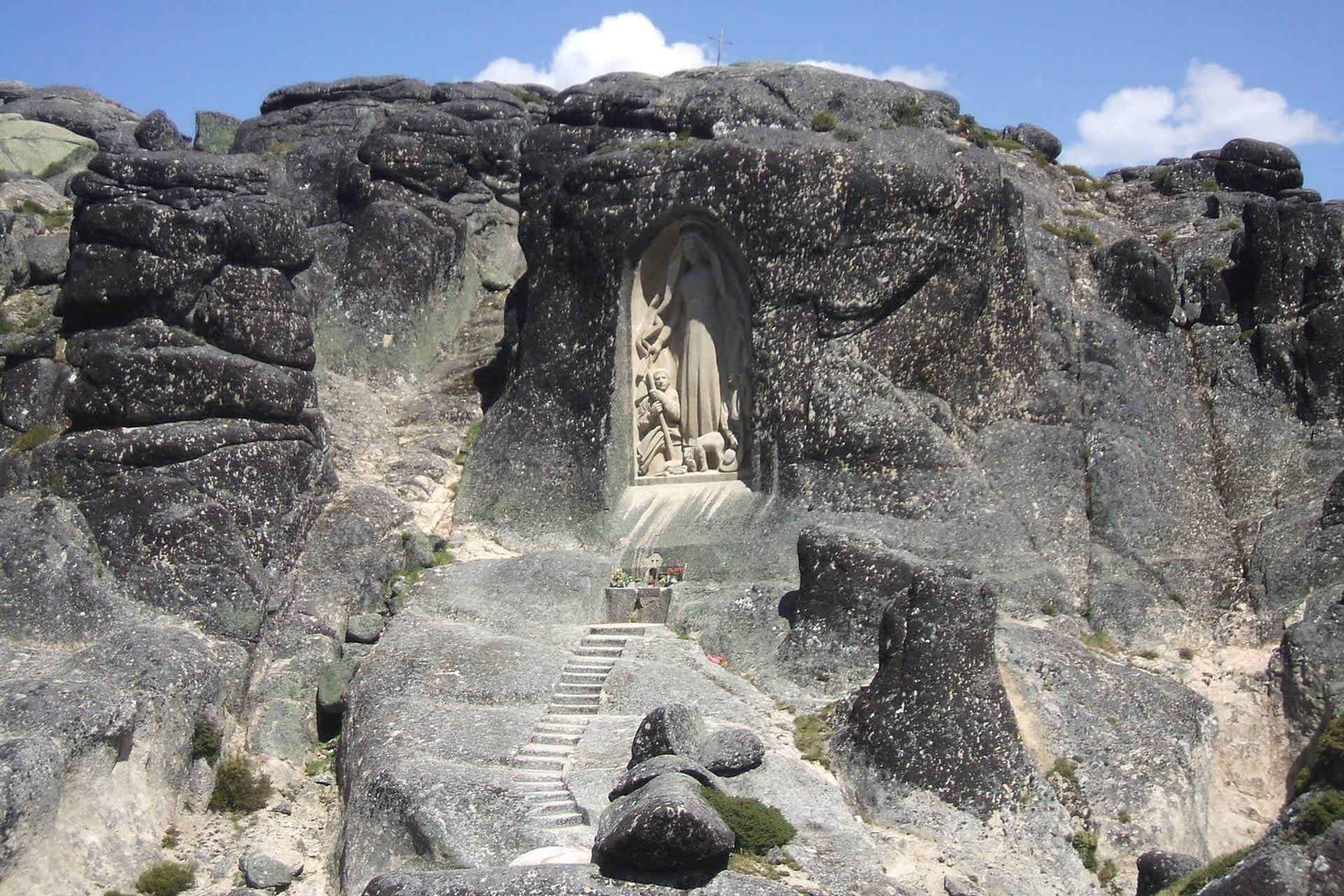 Santuário da Nossa Senhora da Boa Estrela escavado no granito