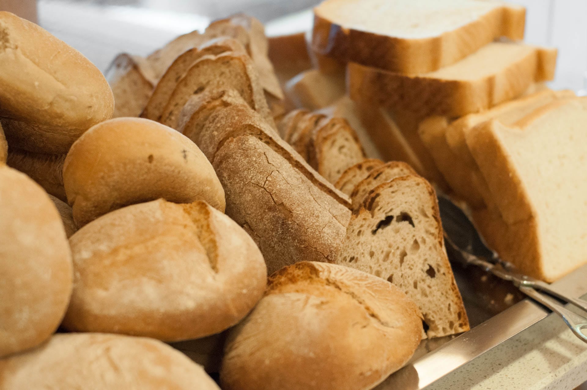 Vários tipos de pão do pequeno almoço (bolas, caseiro, forma)